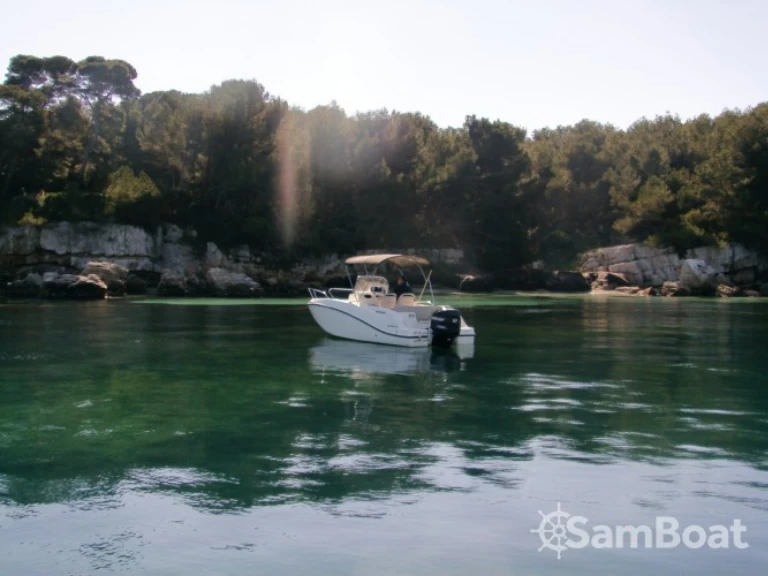 Pronajmout si Quicksilver Activ 535 Open v Antibes