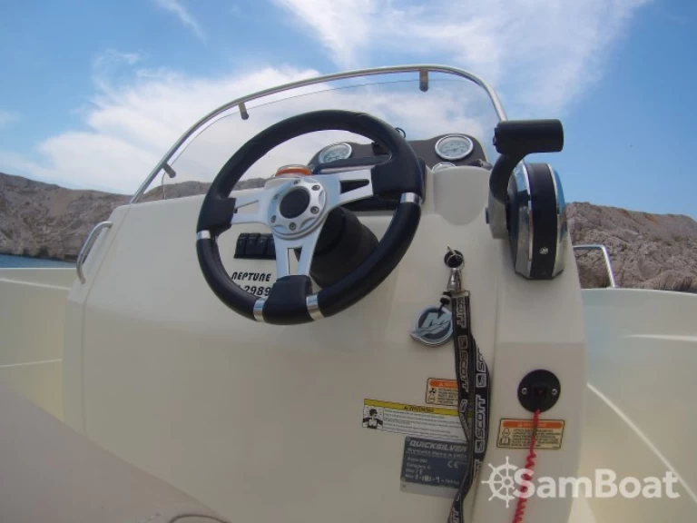 Pronajmout Motorová loď se skipperem či ne Quicksilver v Marseille