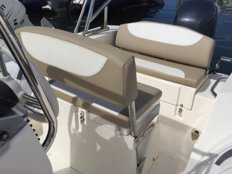 Polotuhá loď k pronájmu v Saint-Georges-de-Didonne za nejlepší cenu