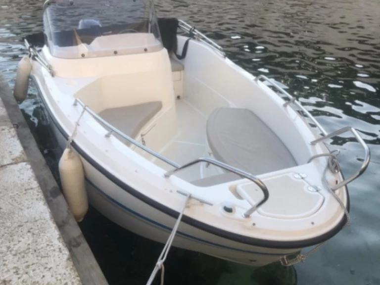 Quicksilver Activ 455 Open jednotlivci a charterové společnosti v Marseille