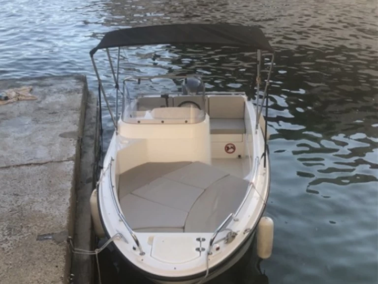 Pronajmout si Quicksilver Activ 455 Open v Marseille