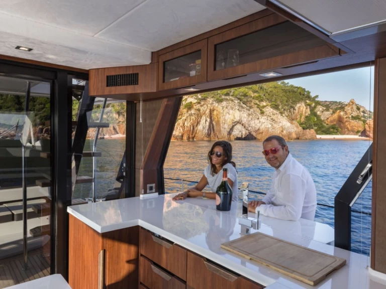 Pronájem Motorová loď Galeon s licencí