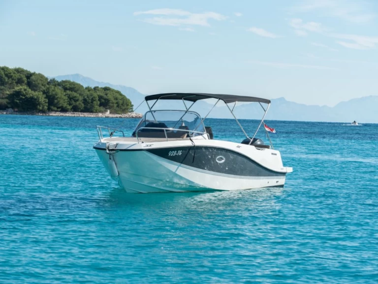 Quicksilver Activ 755 Sundeck jednotlivci a charterové společnosti v Trogir