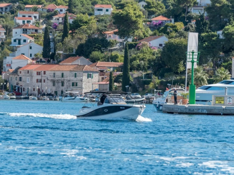 Pronajmout si Quicksilver Activ 755 Sundeck v Trogir