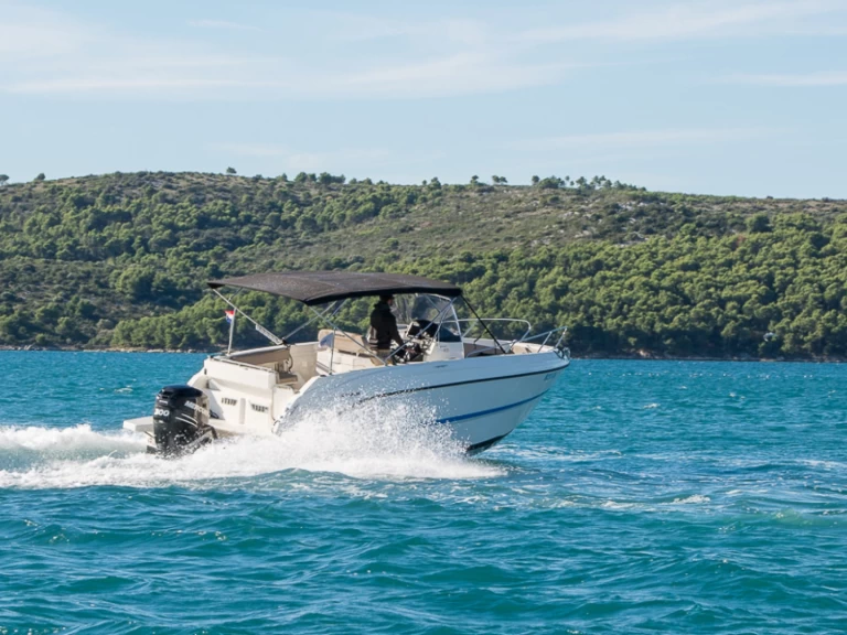 Quicksilver Activ 805 jednotlivci a charterové společnosti v Trogir