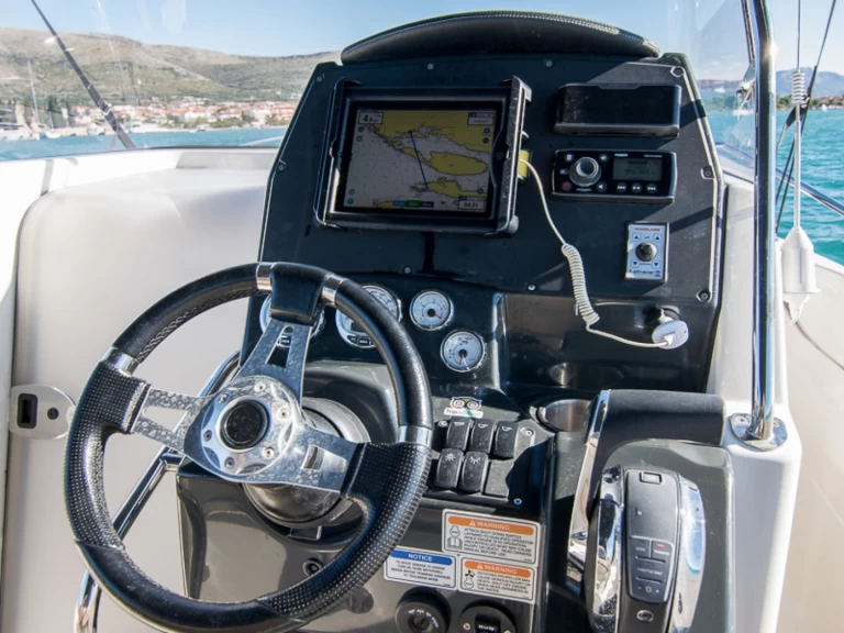 Pronájem jachty v Trogir -Quicksilver Activ 805 na Samboatu