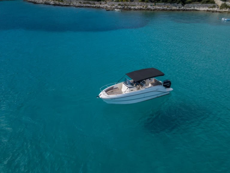 Pronajmout si Quicksilver Activ 805 v Trogir