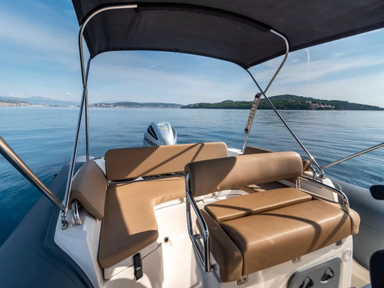 Pronajmout Polotuhá loď se skipperem či ne Bwa v Trogir
