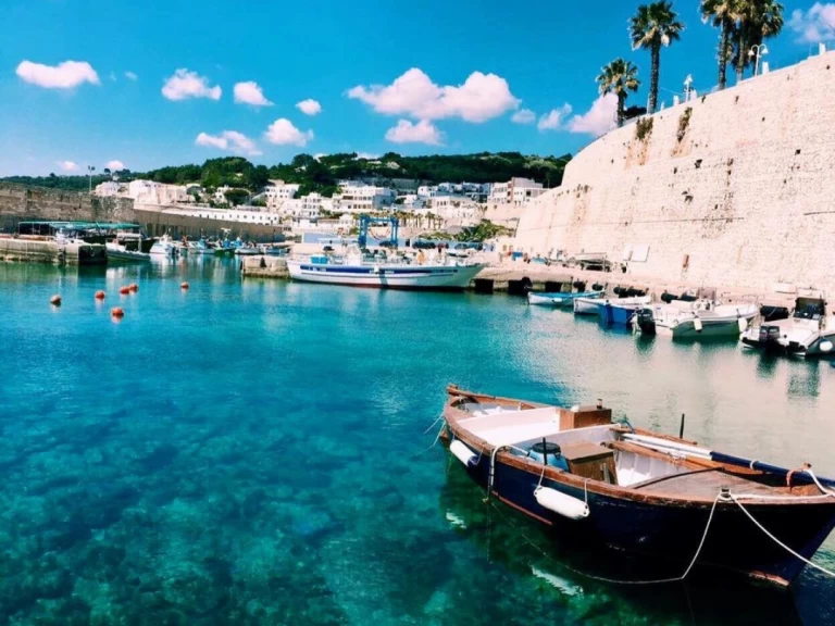 Polotuhá loď k pronájmu v San Foca za nejlepší cenu