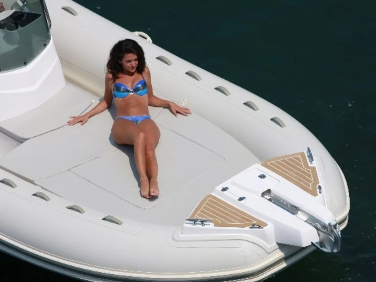 Pronajmout si Capelli Tempest 700 v Bandol