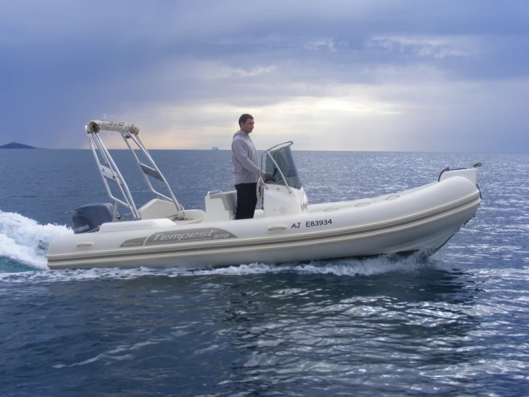 Pronajmout si Capelli Capelli 570 Luxe v Propriano