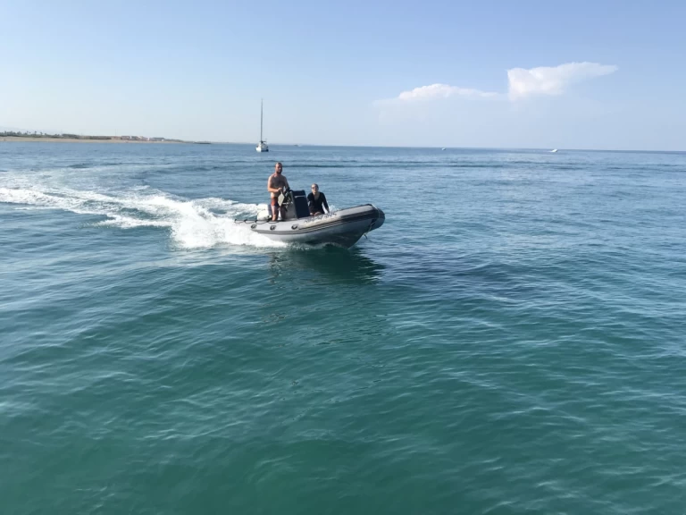 Polotuhá loď k pronájmu v Canet-en-Roussillon za nejlepší cenu