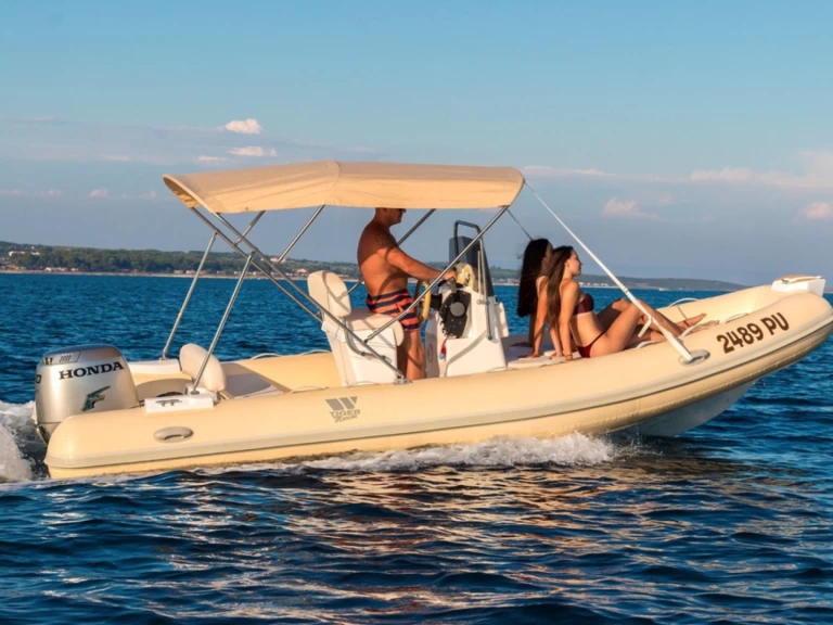 Polotuhá loď k pronájmu v Premantura za nejlepší cenu