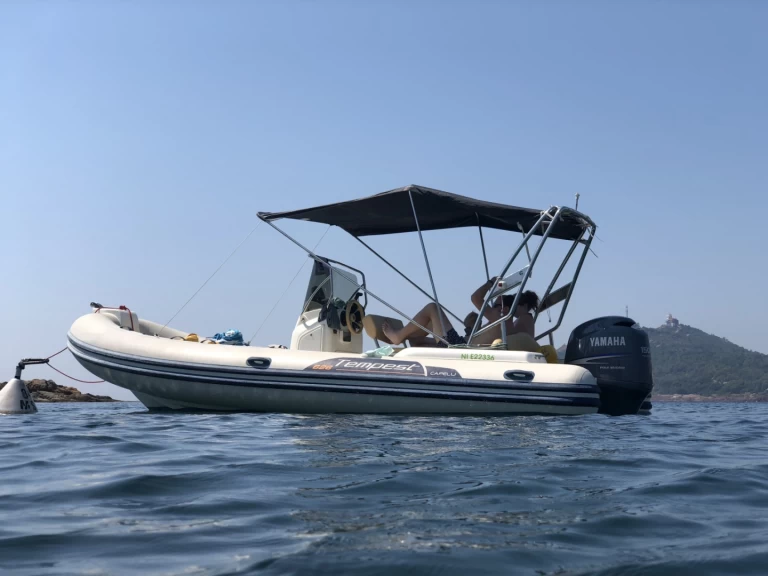 Polotuhá loď k pronájmu v Saint Raphael za nejlepší cenu