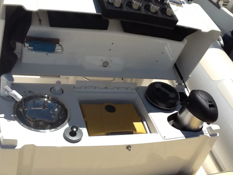 Polotuhá loď k pronájmu v Palavas-les-Flots za nejlepší cenu