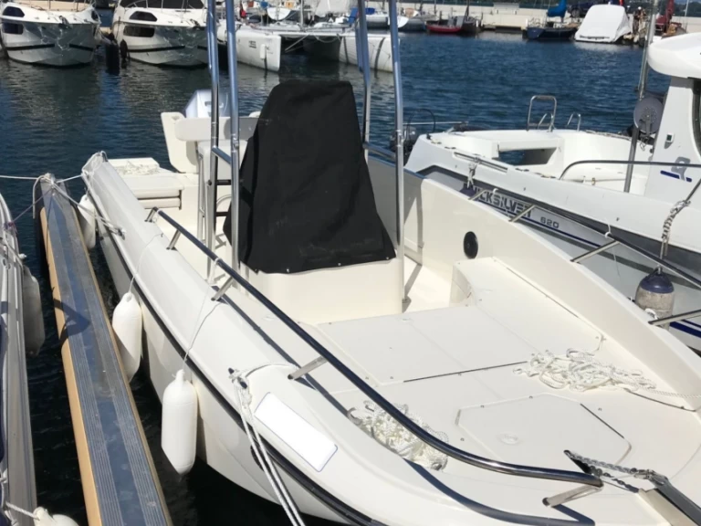 Bayliner CC7 jednotlivci a charterové společnosti v Vevey