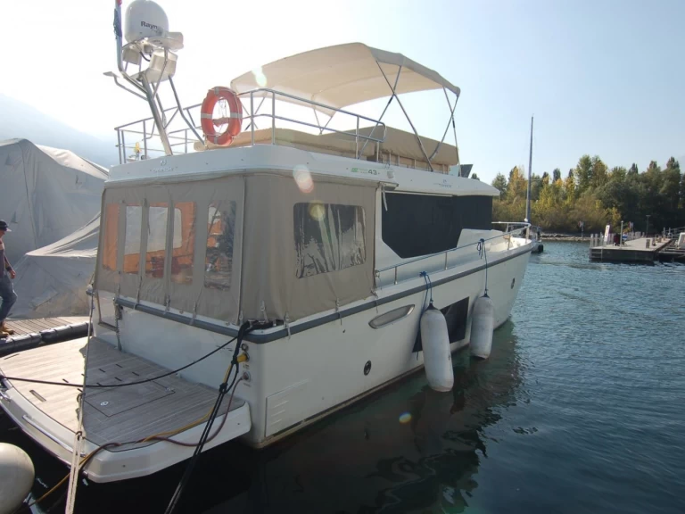 Pronájem Motorová loď Cranchi s licencí