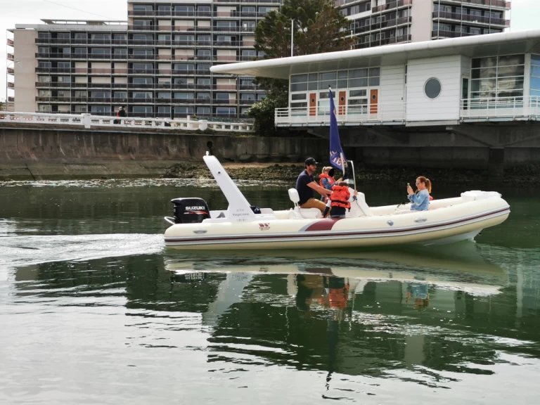 Pronájem Polotuhá loď Tiger s licencí