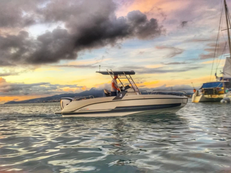 Pronájem Motorová loď Bénéteau s licencí