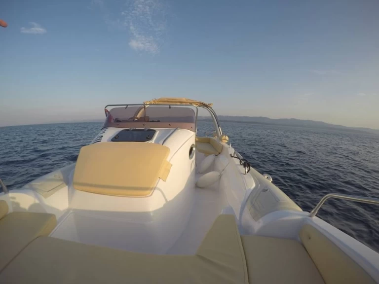 Pronajmout si Aquamax B27 Offshore v Bol