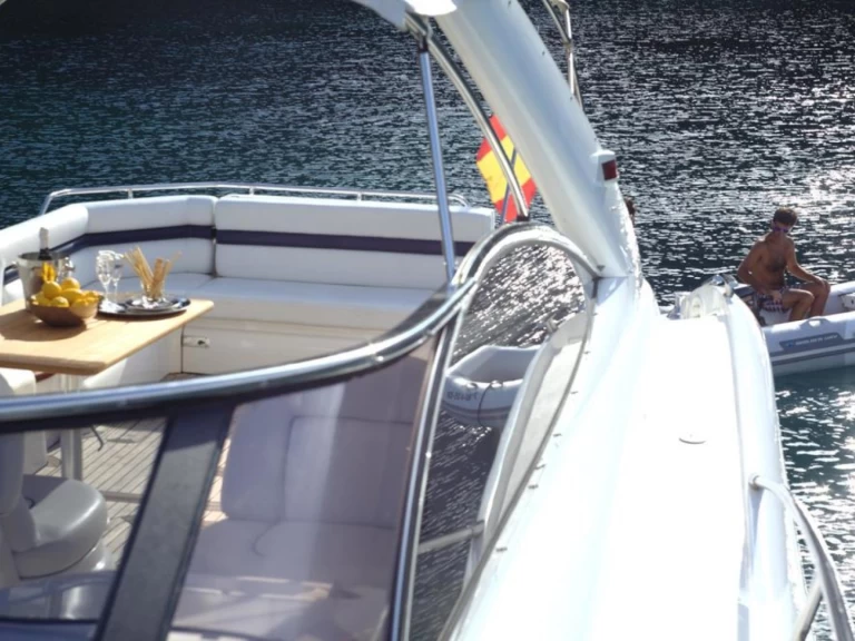 Pronájem Jachta Sunseeker s licencí