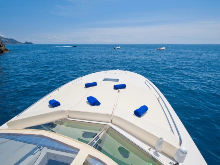 Pronájem lodi Positano lákavé ceny Itama 38