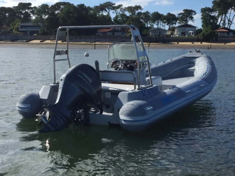 Polotuhá loď k pronájmu v Lège-Cap-Ferret za nejlepší cenu