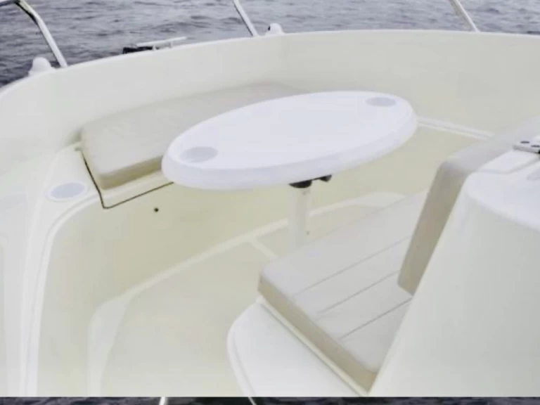 Pronajmout Motorová loď se skipperem či ne Quicksilver v Marseille