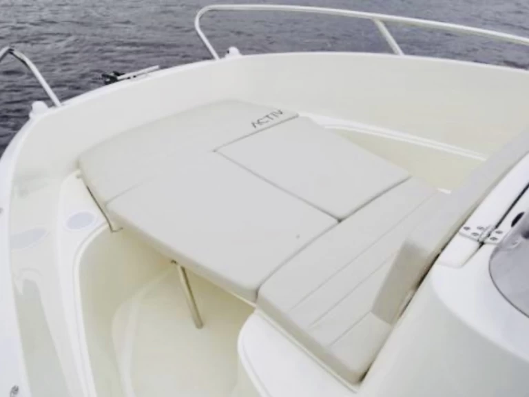 Pronájem Motorová loď Quicksilver s licencí