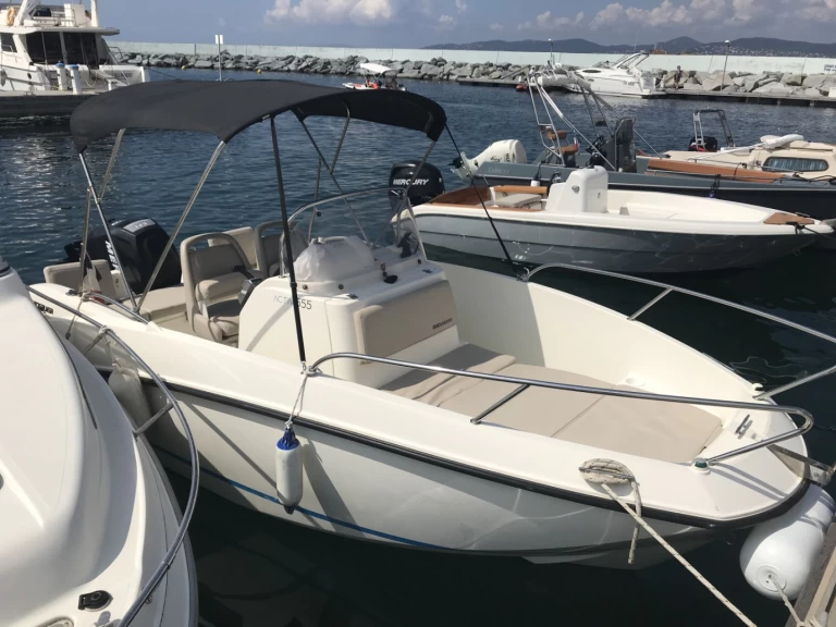 Pronajmout si Quicksilver Activ 555 Open v Fréjus
