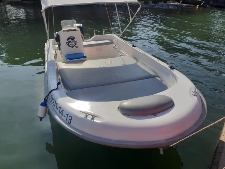 Pronájem lodi Astec 440 v Santander na Samboatu