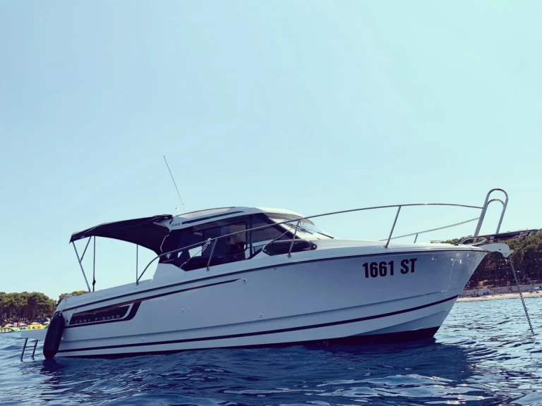 Pronájem Motorová loď Bénéteau s licencí