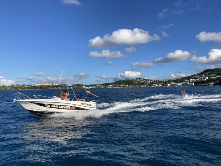 Lobster marion 7,3 jednotlivci a charterové společnosti v Les Trois-Îlets