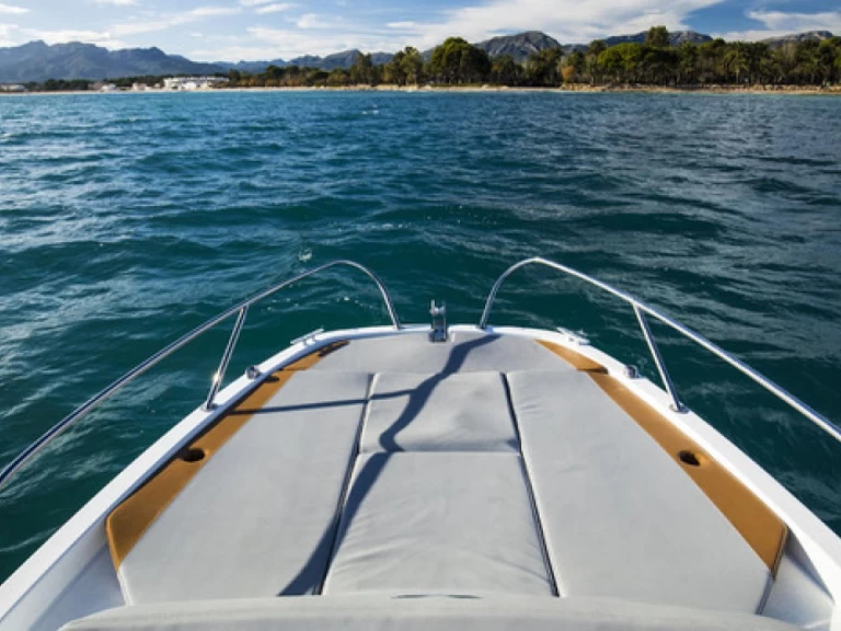 Pronájem Motorová loď Bénéteau s licencí