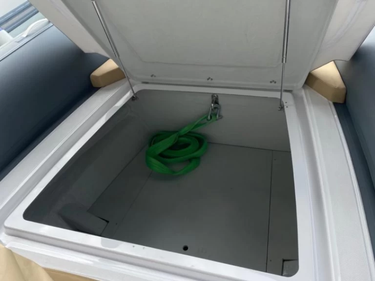 Pronájem Polotuhá loď Salpa s licencí