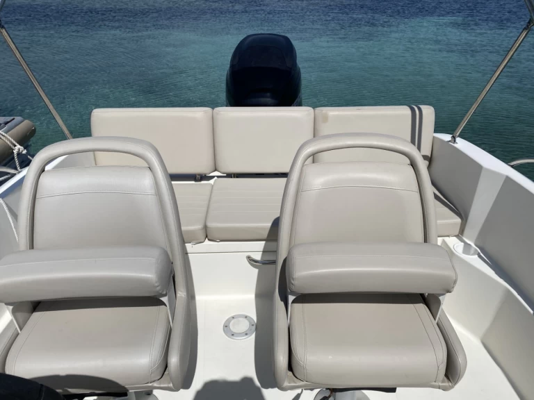 Motorová loď k pronájmu v Port Camille Rayon za nejlepší cenu