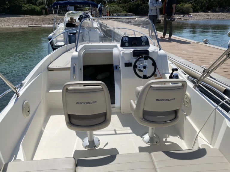 Quicksilver Activ 605 Sundeck jednotlivci a charterové společnosti v Port Camille Rayon