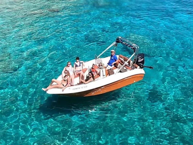 Pronajmout Motorová loď se skipperem či ne Nireus v Psaroú