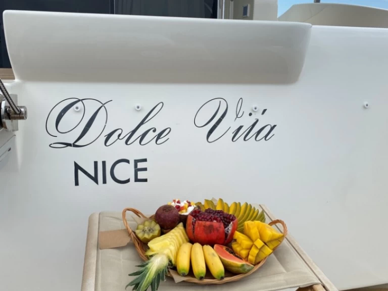 Pronajmout Motorová loď se skipperem či ne Azimut v Mandelieu-la-Napoule