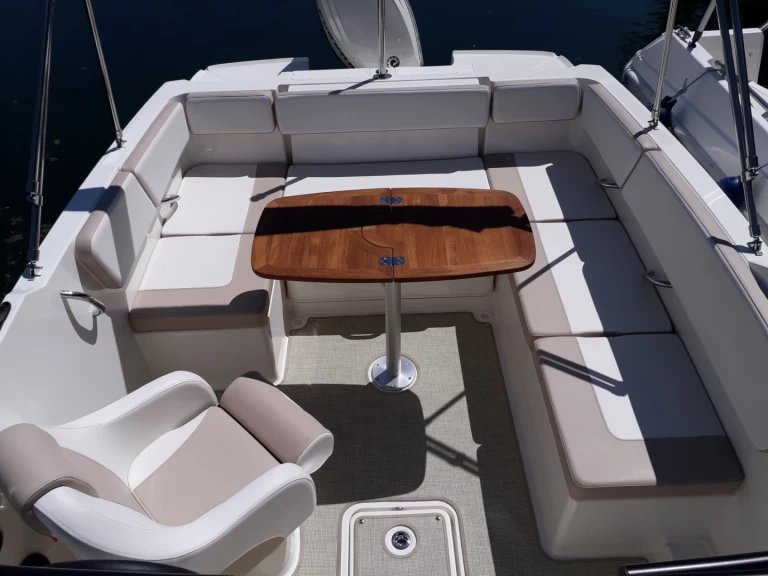 Pronajmout si Bayliner VR4OE v Chindrieux