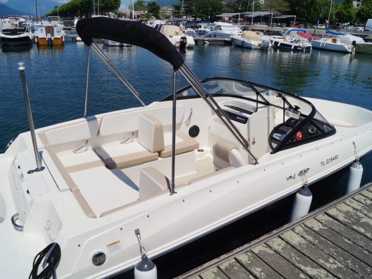 Pronájem Motorová loď Bayliner s licencí