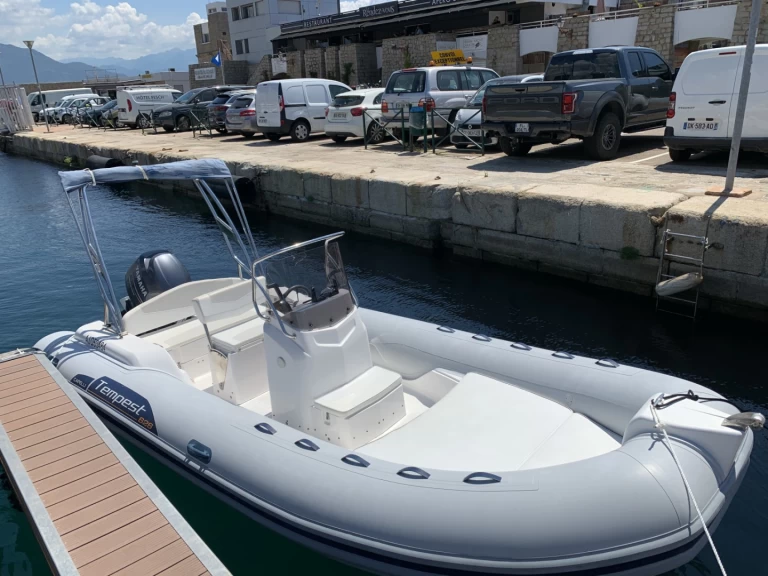 Polotuhá loď k pronájmu v Appietto za nejlepší cenu