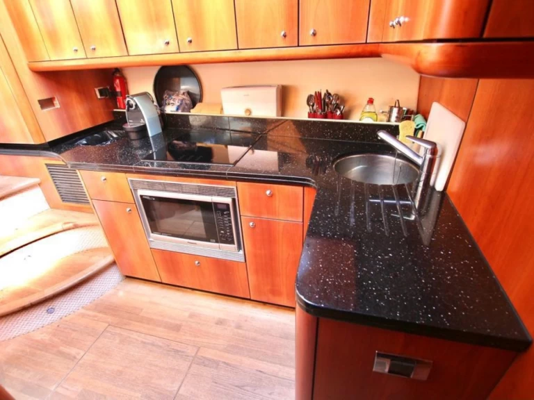 Pronájem Jachta Sunseeker s licencí