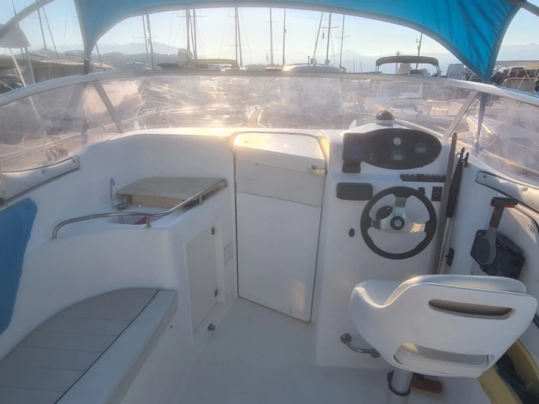 Pronájem Motorová loď Saver s licencí