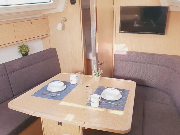 Pronajmout si Bavaria Cruiser 34 v Pula