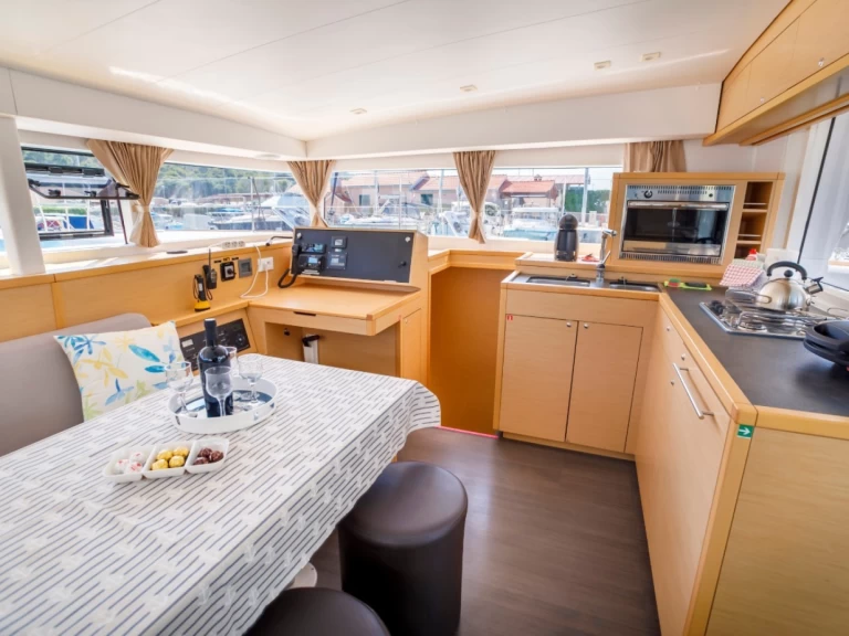 Pronájem Katamarán v Split -Lagoon Lagoon 400 S2