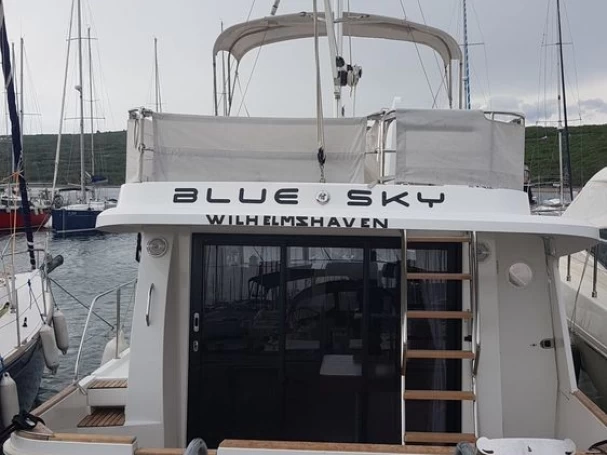 Pronájem Motorová loď Bénéteau s licencí