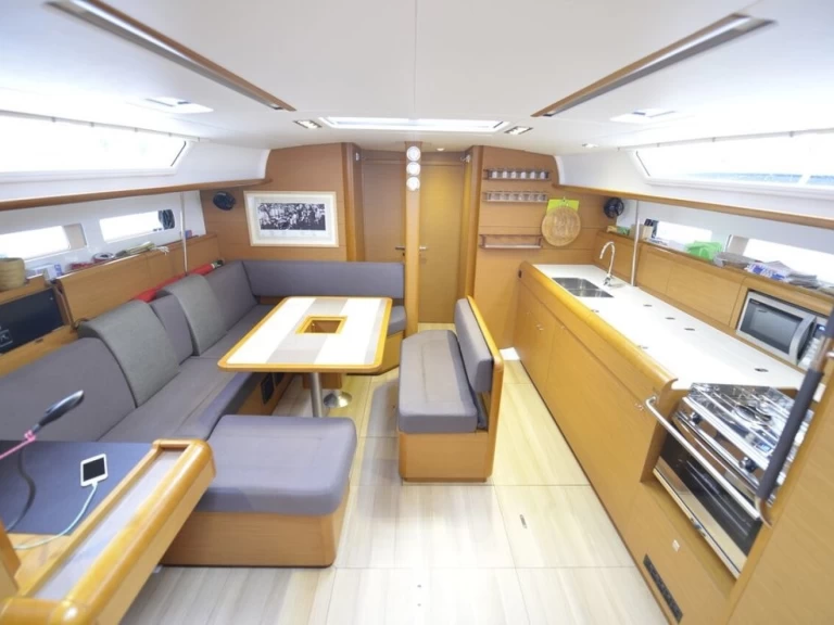 Pronajmout Plachetnice se skipperem či ne Jeanneau v Cecina