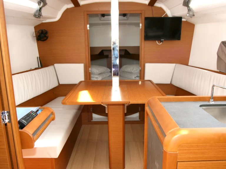 Pronajmout si Jeanneau Sun Odyssey 349 v Punat