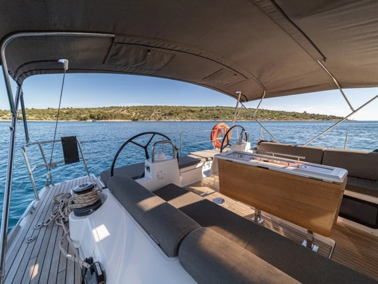 Pronajmout si Dufour Dufour 520 Grand Large v Primošten 